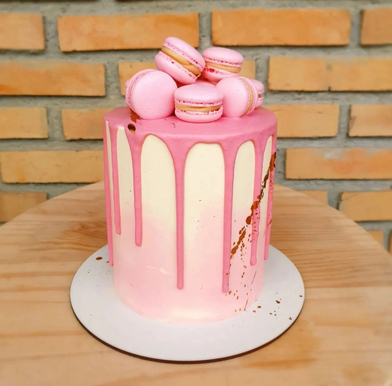 Drip Cake & Macarons