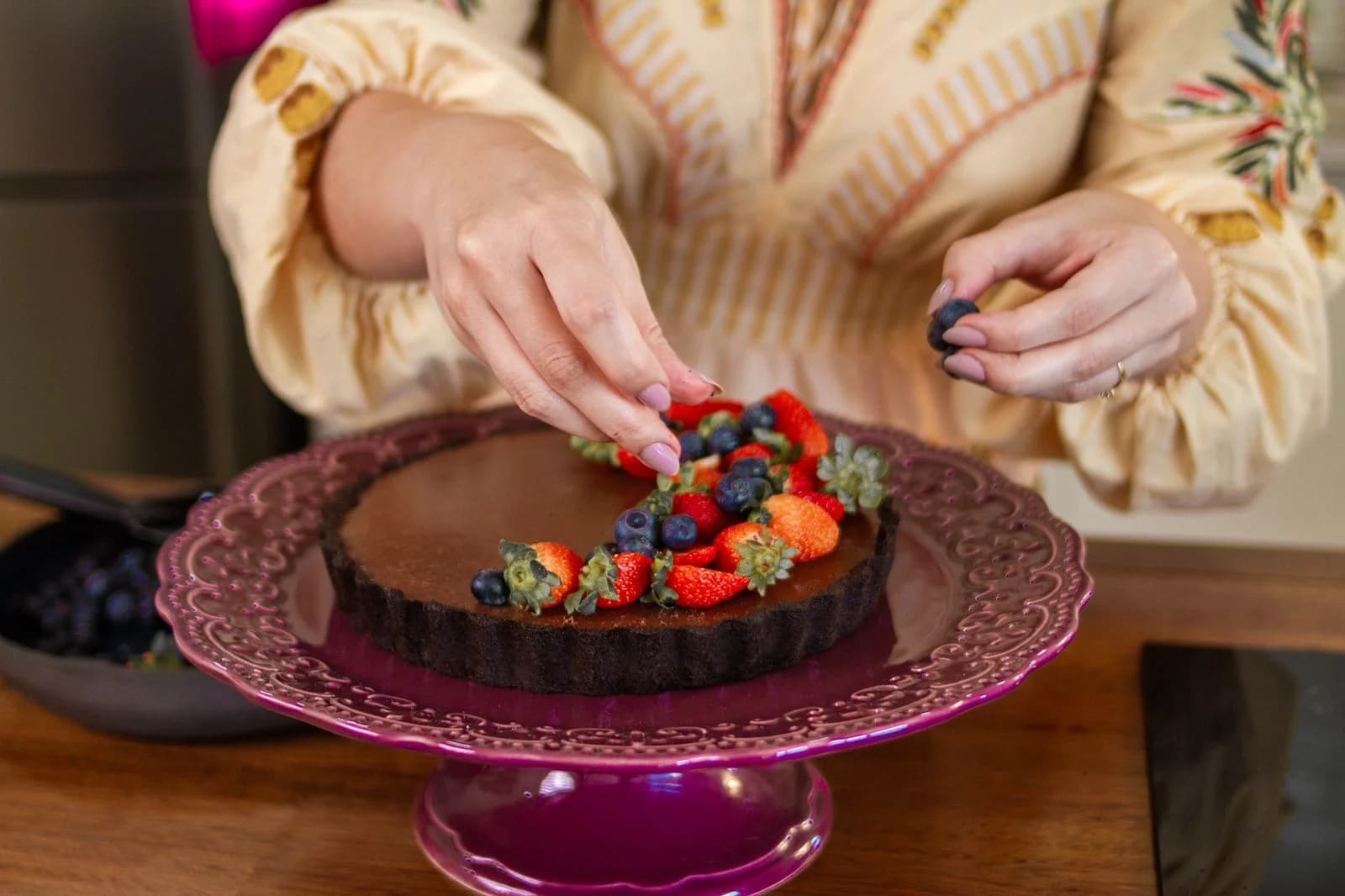 Chef Thay Chagas montando sobremesas